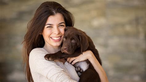 mujer follando con perro|Mujer folla por toda la habitación con perro grande